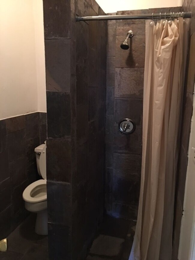 Building Photo - Private Guy Room in 5 bedroom 2 bath triplex