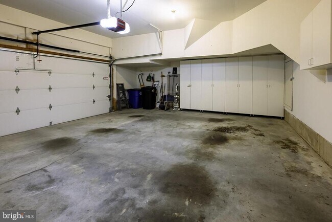 Building Photo - 1156 Regal Oak Dr