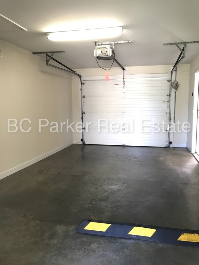 Building Photo - 2 Bed, 2 Bath - Duplex