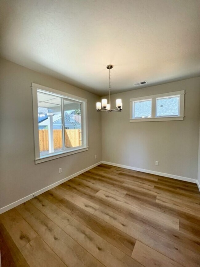 Building Photo - Stunning newer home in NE Bend neighborhood!