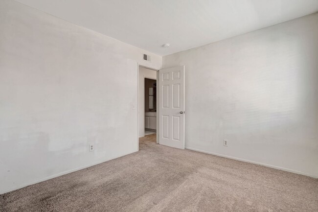 Building Photo - Thousand Oaks- Three Bedroom Condo