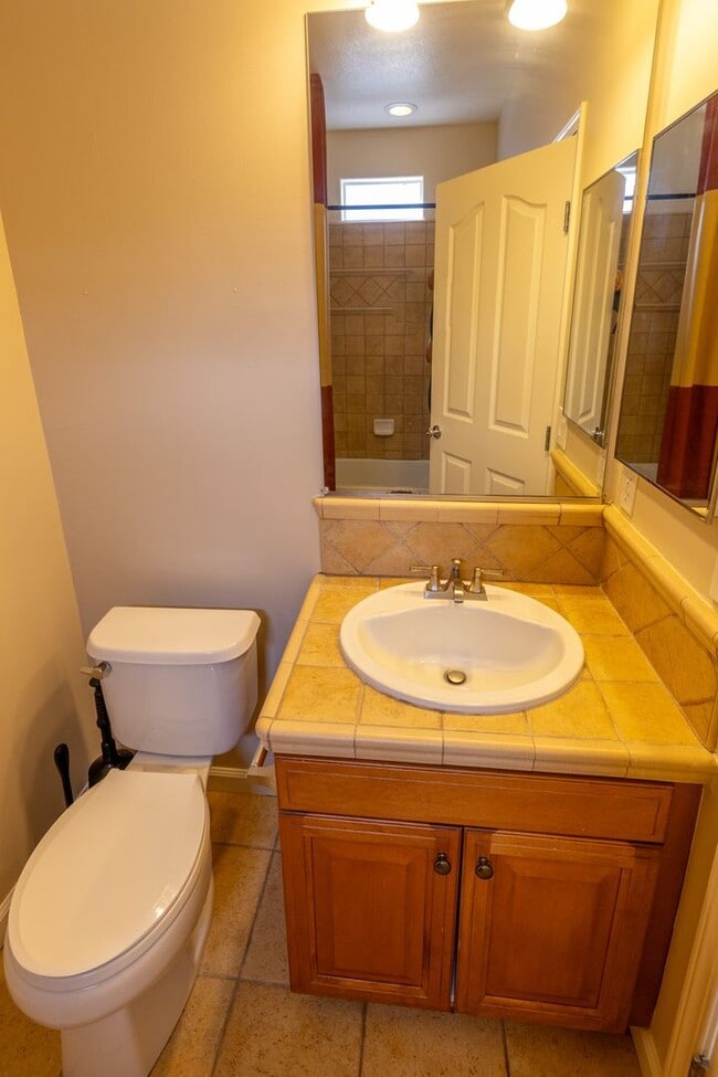 Building Photo - Beautiful 3 bedroom townhouse that is conveniently located