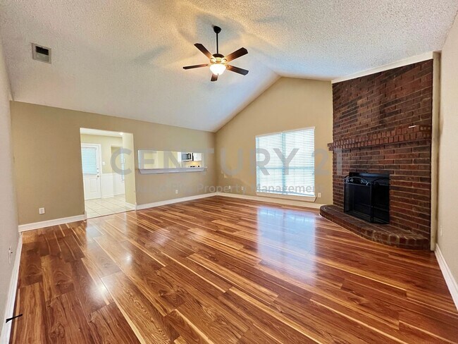 Building Photo - Charming 3/2/2 in Lake Dallas ISD For Rent!