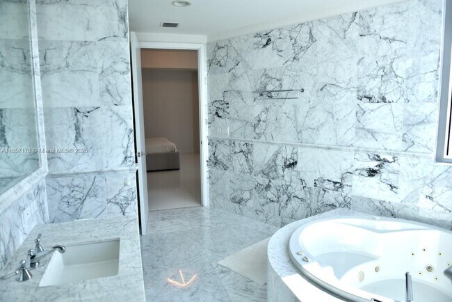 Building Photo - 17475 Collins Ave