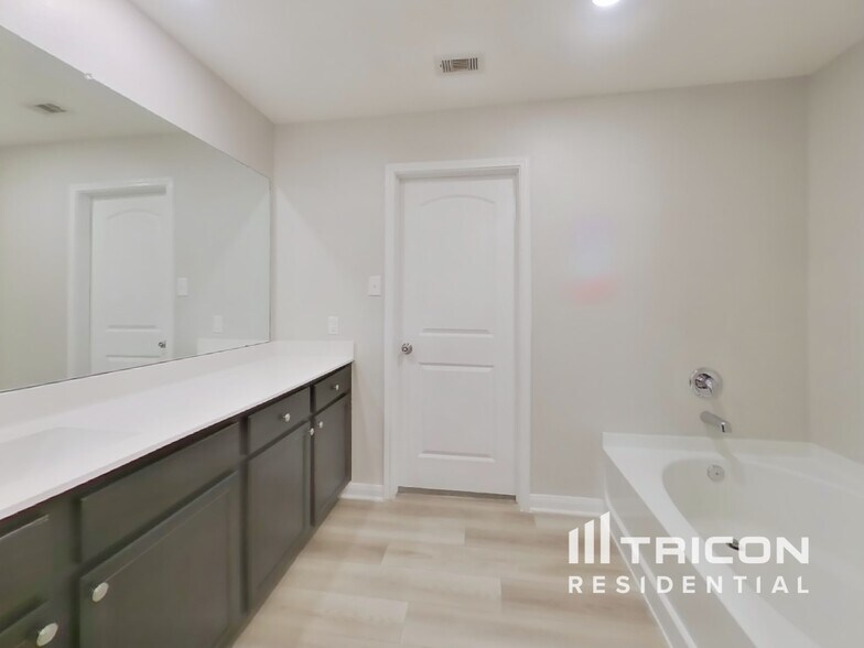 Building Photo - 23020 Shakespeare Dr