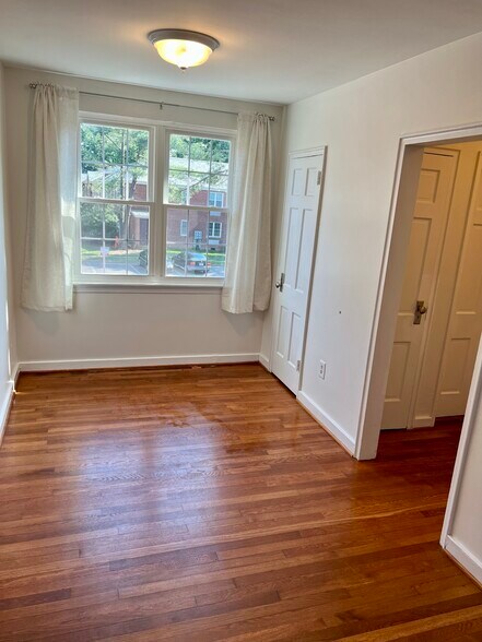 Dining / Living - 5 E Glebe Rd