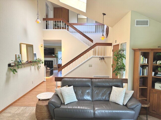 Building Photo - Spacious and modern 3 bedroom home within the prestigious Terraces of Cantebria subdivision.