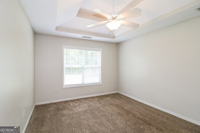 Building Photo - 1303 Vine Cir