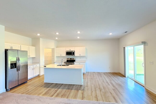 Building Photo - 842 Holmdale Dr