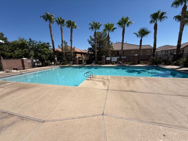 Building Photo - Beautiful 2-Story Townhome in Gated Area w...