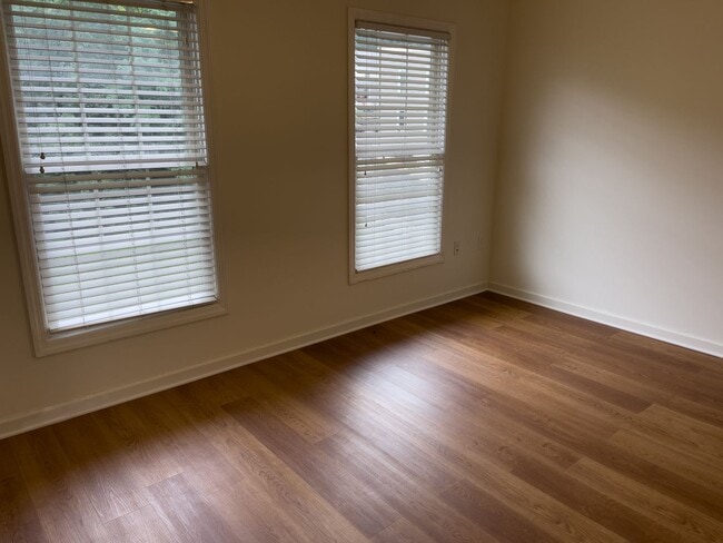 Building Photo - 3BR/ 2.5 Bath Modern Townhouse