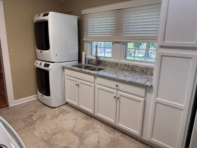 Building Photo - 3 Bed, 1 Bath Newly Renovated Home in Asheboro!