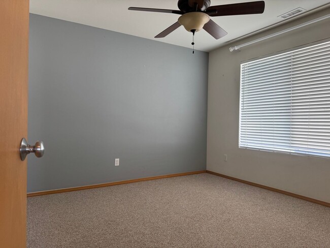 Building Photo - Beautiful 3 beds, 2.5 baths 6 minutes to V...