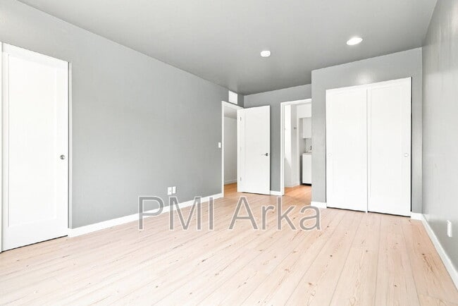 Building Photo - 9800 Roosevelt Way NE