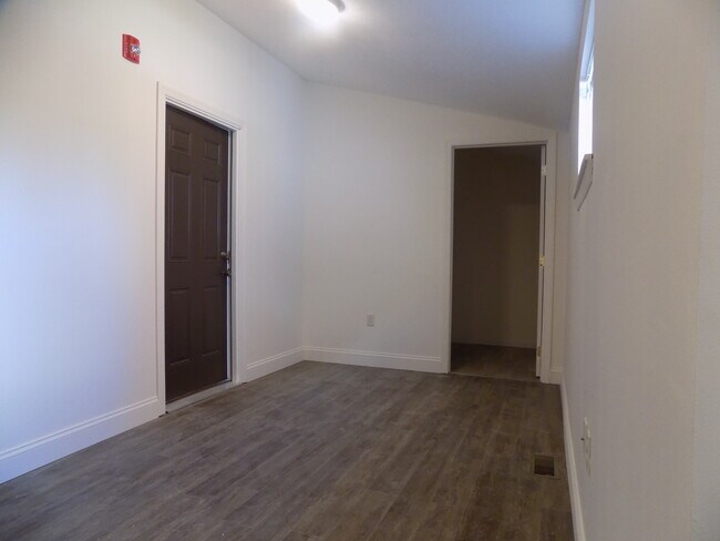 Building Photo - 204 Grant Ave