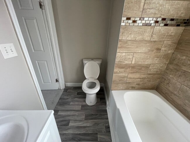 Building Photo - Section 8 & EDEN Accepted – Move-In Ready Comfort for Your Next Chapter in Cleveland!