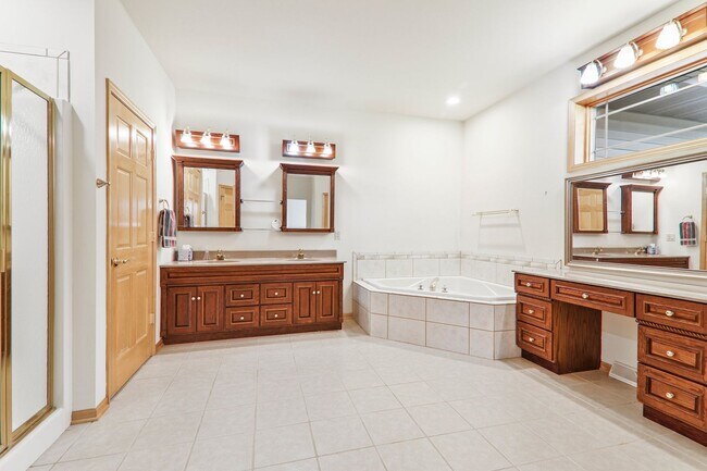 Building Photo - 9621 Shadow Wood Dr