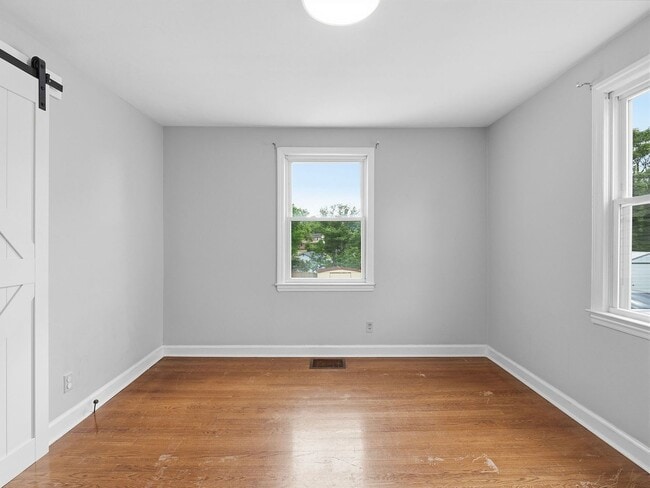 Building Photo - 4 Bedroom/1 Bathroom Home with Fenced Yard Available in SE Roanoke!