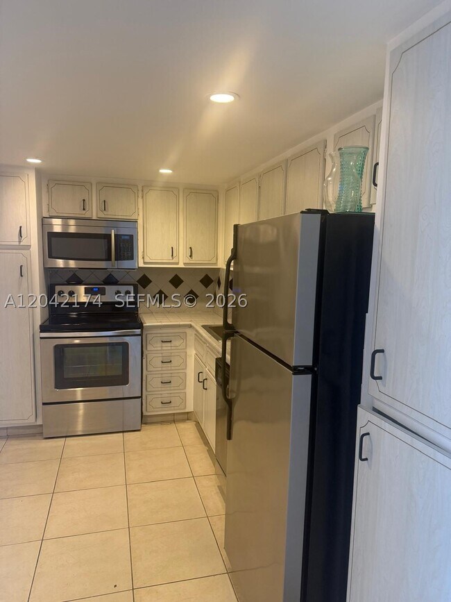 Building Photo - 5005 Collins Ave
