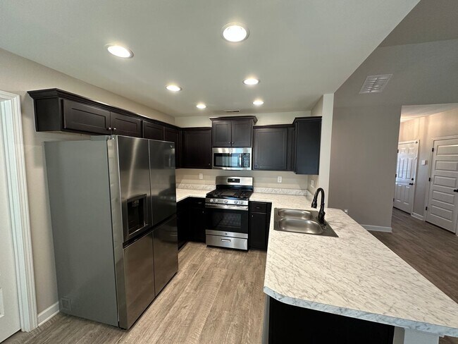 Building Photo - Available NOW in Southaven! Like New 3 BR/...