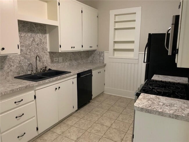 Building Photo - 1002 Forest St