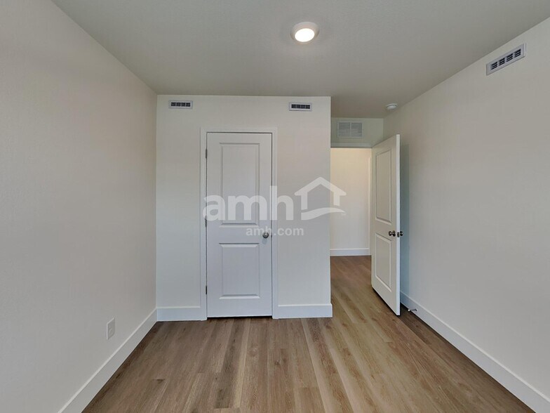 Building Photo - 5863 Vaes Dothrak St