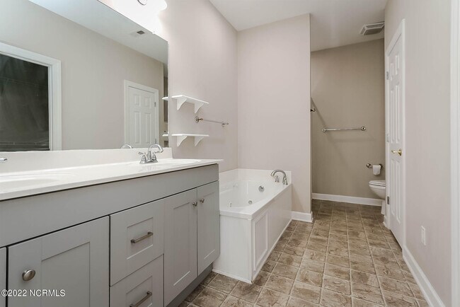 Building Photo - 533 Village Green Dr