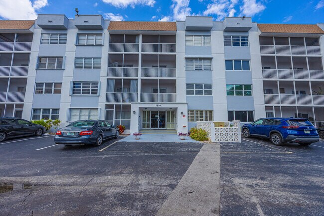 Building Photo - 1516 S Lakeside Dr