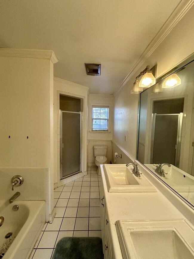 Building Photo - 845 Kennedy Ave