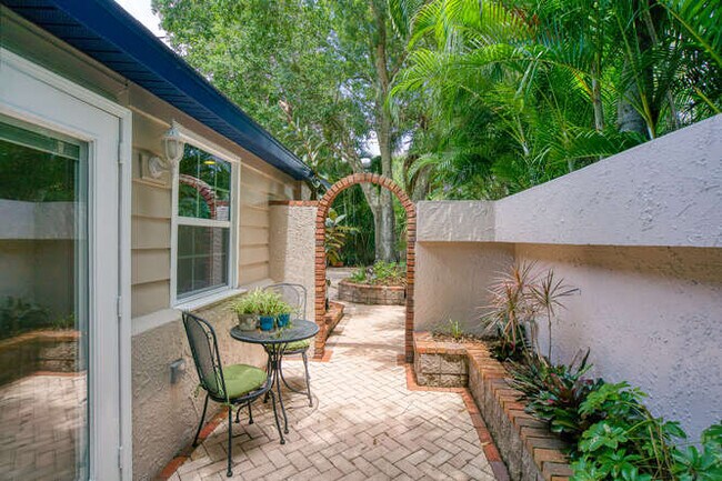 Side Courtyard - 1127 S Osprey Ave
