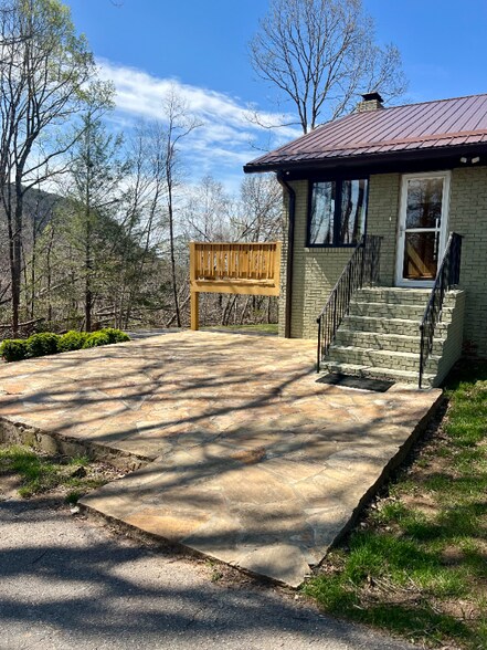 Building Photo - 416 Banks Mountain Dr