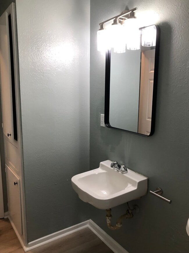 Building Photo - Very nice 3 bedroom/1 bath house with Cent...