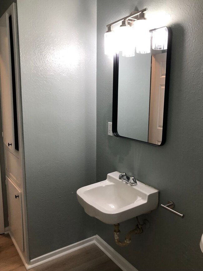 Building Photo - Very nice 3 bedroom/1 bath house with Central Air & Heat