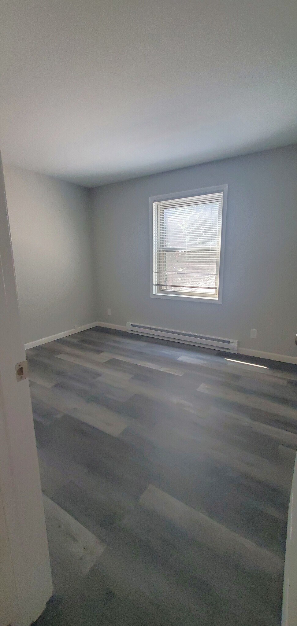 Building Photo - 325 W 9th St