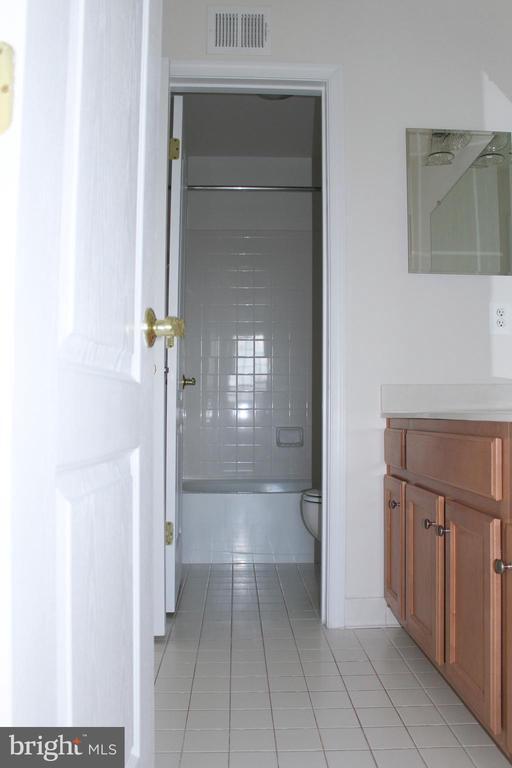 Building Photo - 13570 Village Green Dr