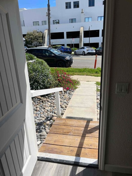 Building Photo - 612 Civic Center Dr