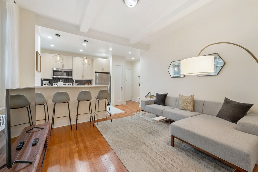 Building Photo - 151 E 80th St