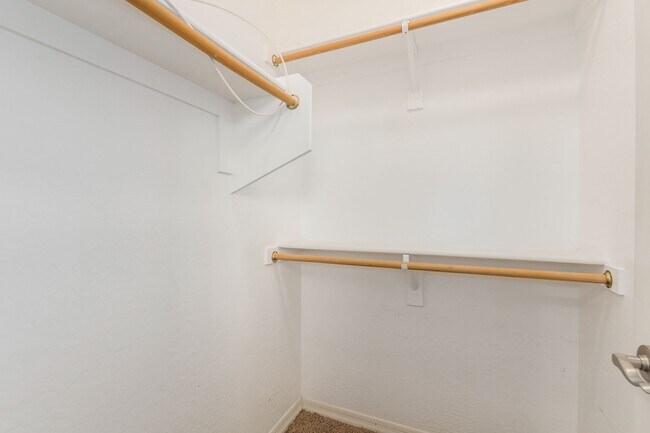 Building Photo - Spacious 4 bedroom home with full bath and...