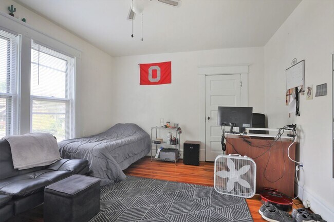 Building Photo - 5 Bedroom Quiet OSU North Campus private home