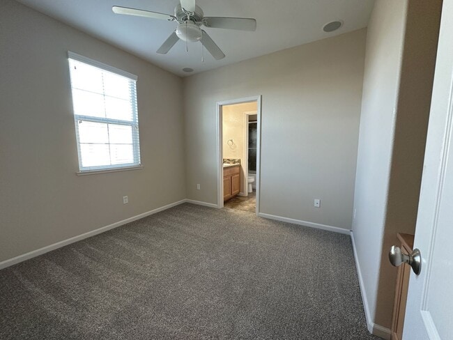 Building Photo - Beautifully Upgraded 3BD/2.5BA Citrus Heights Home with Covered Patio & Modern Amenities!
