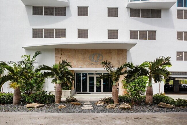 Building Photo - 1401 SW 22nd St