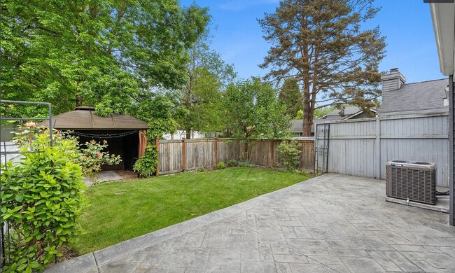 Building Photo - Kent East hill Condo townhome in Village at Single Creek - 3 bedroom 2.5 bath and 2 car garage. A...