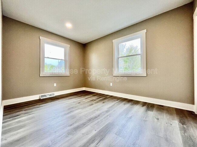 Building Photo - 818 Delray Ave SE