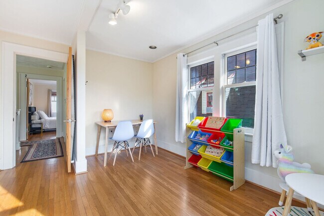 Building Photo - 710 10th Ave E