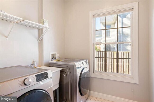 Building Photo - 2038 Madrillon Rd