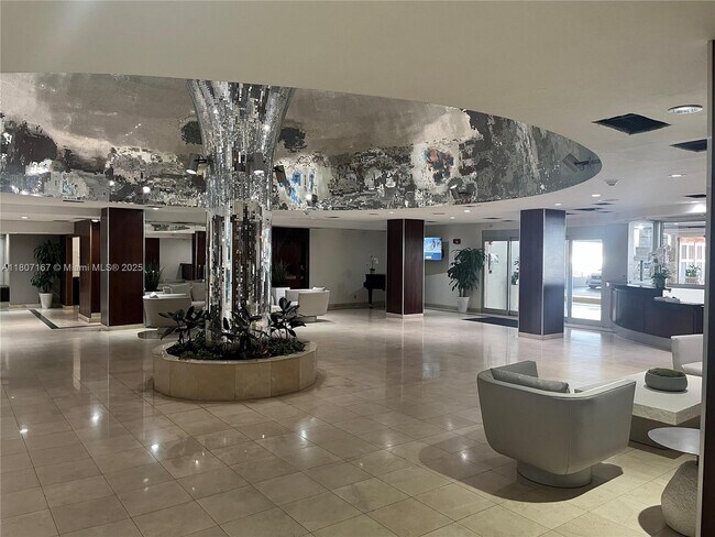Building Photo - 2655 Collins Ave