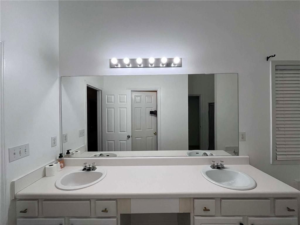 Building Photo - 2400 Miller Oaks Cir