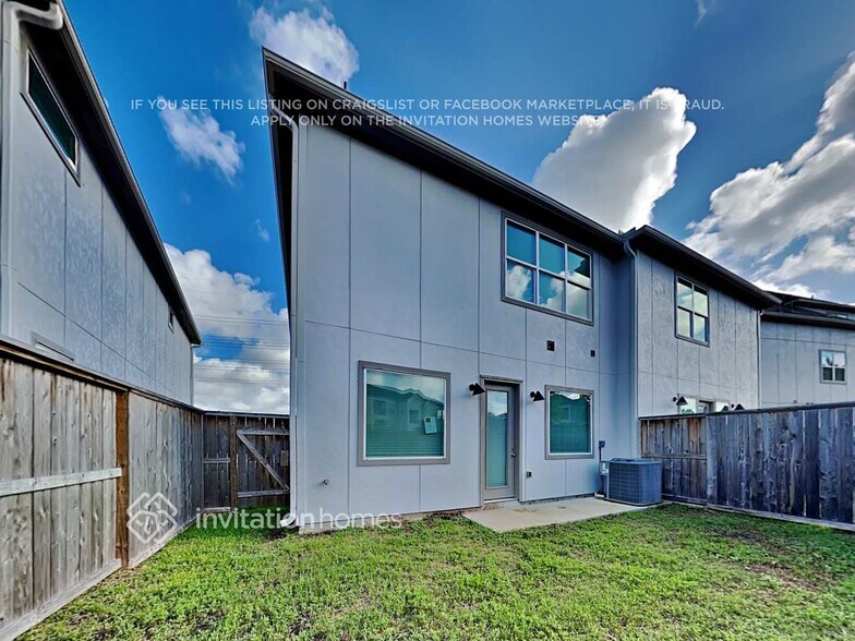Building Photo - 10522 Executive Lake Dr