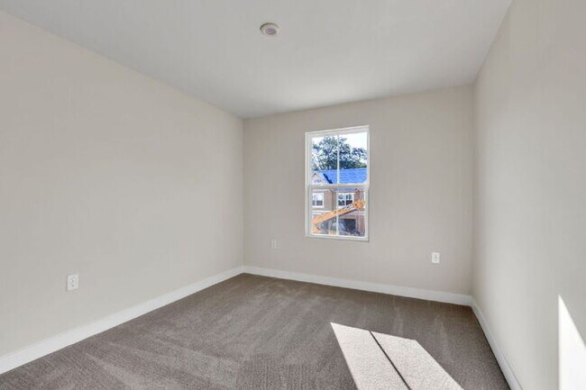 Building Photo - Charming 3-Bed Townhouse Oasis in Greenvil...