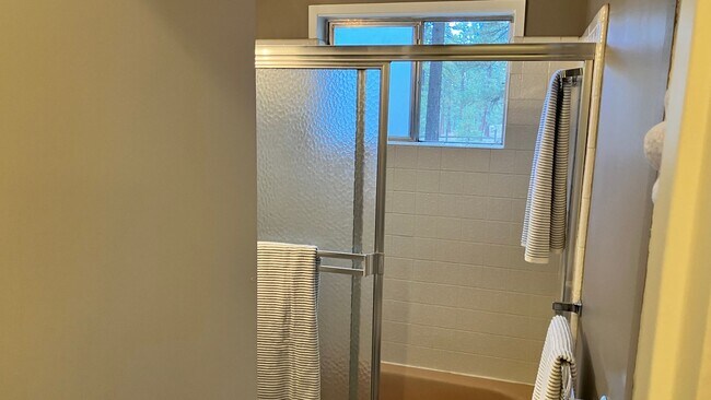 Building Photo - Furnished rental with large fenced back yard.